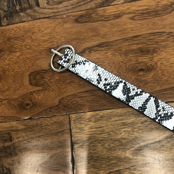 Black and White Reptile Print Belt with Circular Buckle 41” - Picture 4 of 5